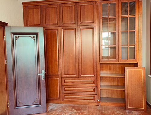 庆阳中式家庭装修里定制的实木衣柜效果图
